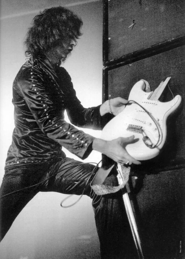 Разбивает гитару. Ричи Блэкмор. Ritchie Blackmore разбивает гитару. Гитара Ричи Блэкмора. Ричи Блэкмор 70-е.