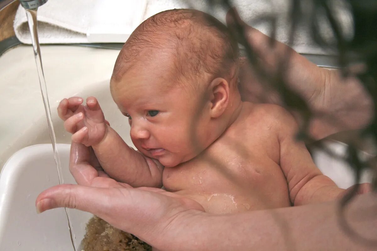 Как подмывать новорожденного в роддоме. Подмывание новорожденного мальчика. Подмывание девочек новорожденных. Подмывание новорожденного под краном. Правильно подмывать новорожденного мальчика.