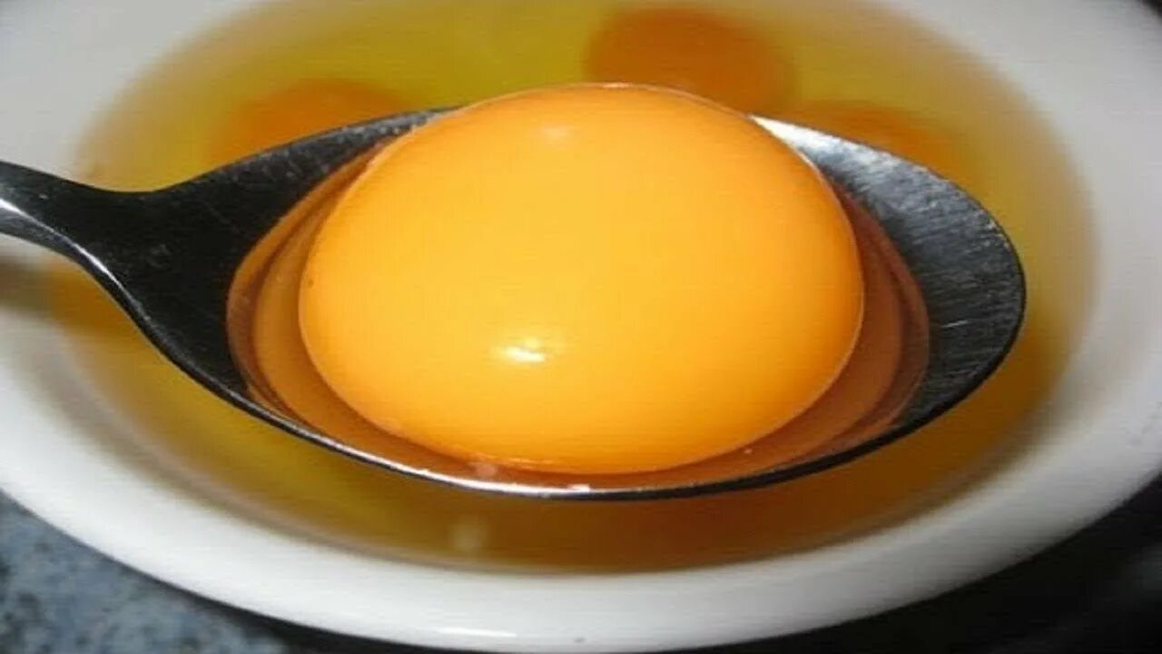 Молоко мед желток от кашля. Яичный желток. Сырое яйцо. Желток от яйца. Суставы и яичный желток.