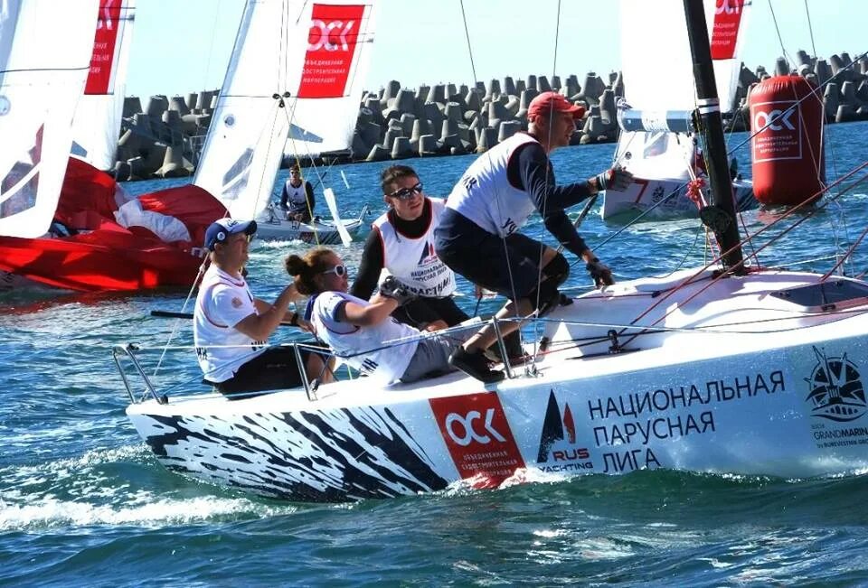 Академия парусного спорта санкт-петербург. Коломенская регата 2022. Спортивная парусная яхта. Спортивная парусная яхта. Команда по парусному спорту.
