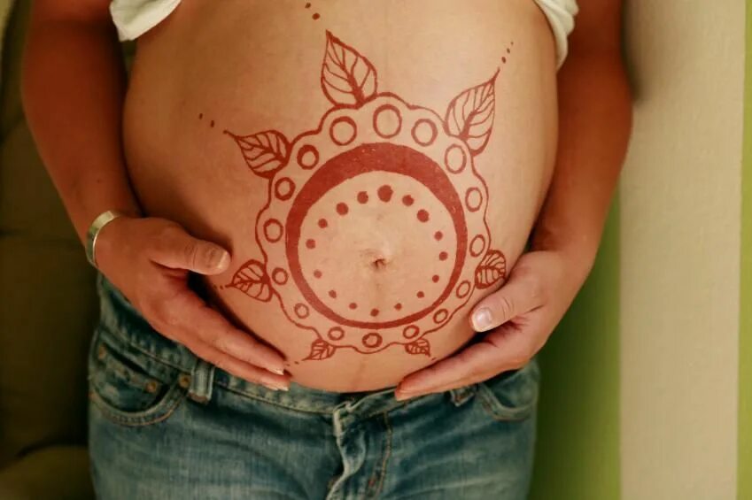 Рисунок хной на животе беременной. Мехенди на животе. Мехенди на беременном животе.