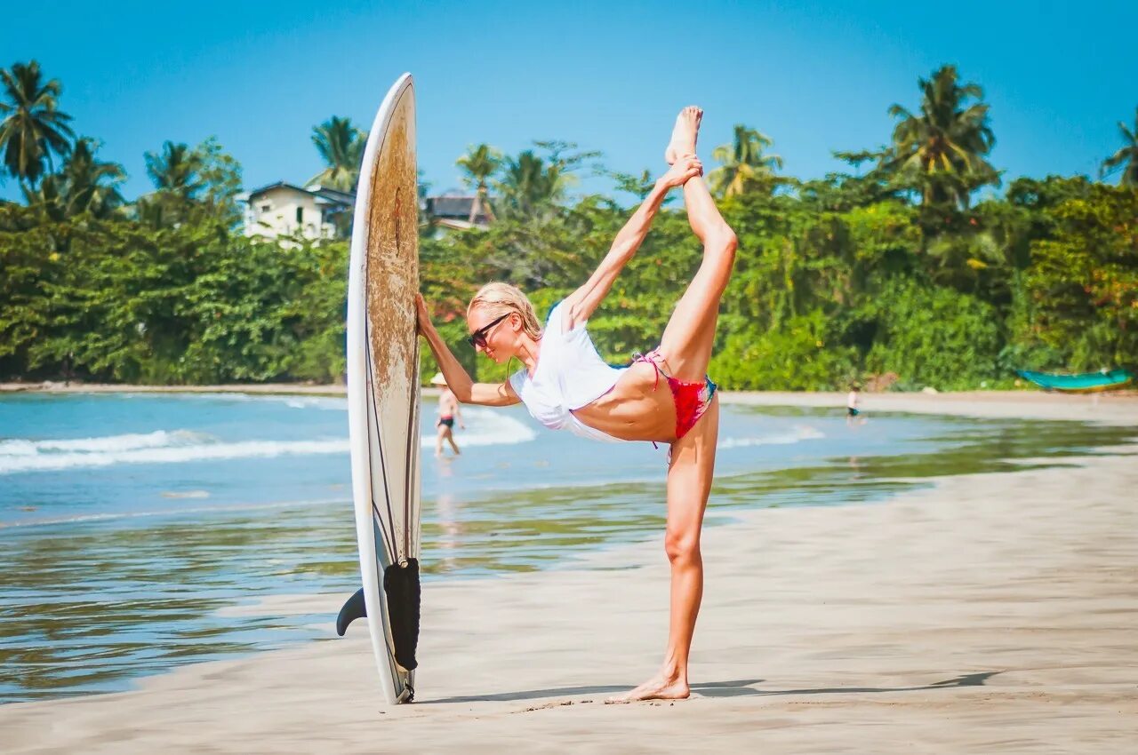 Surf шри ланка. Велигама Шри Ланка. Mirissa Шри Ланка. Велигама Шри Ланка серфинг. Серфинг девушки на Шри Ланке.