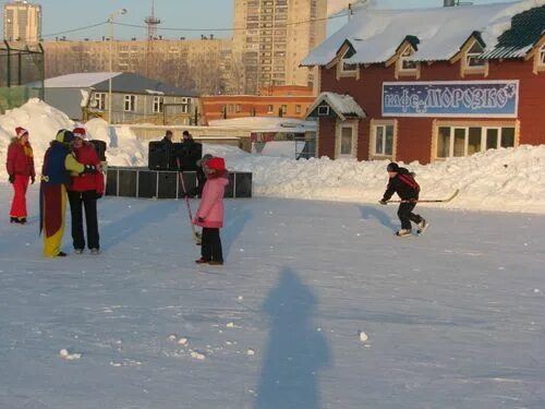 Центр хоккея на траве казань каток. Field hockey. Хоккеист в валенках. Каток хоккей на траве. Каток хоккей на траве.