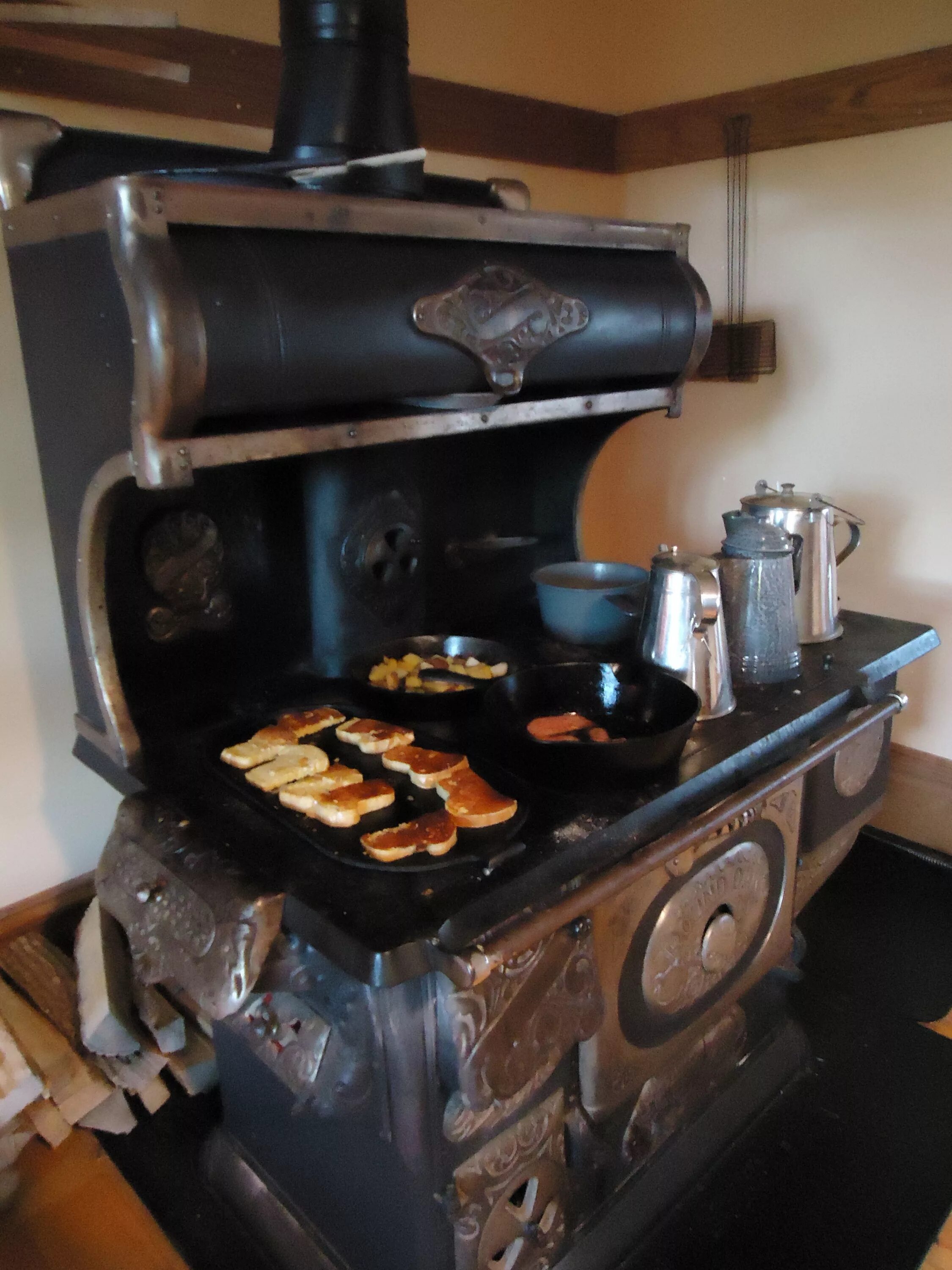 Купить старую печку. Дровяная плита Stove. Старинные кухонные плиты. Старинные кухонные печи. Старинная дровяная кухонная плита.