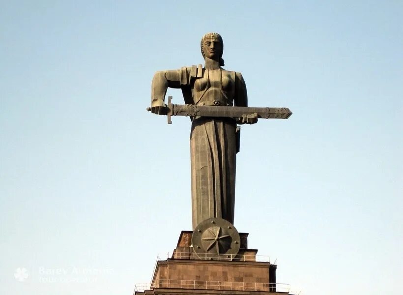 Парк Победы Армения статуя. Парк Победы Ереван. Памятник в Армении мать Армения. Монумент парк Победы Ереван.