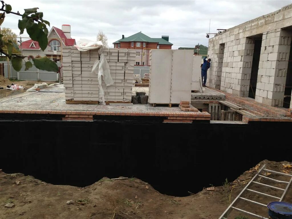 Дом из кирпича стройка. Один фундамент два дома. Цоколь бани из кирпича. Соединить два строения на разных фундаментах. Соединение фундаментов дома и пристройки.