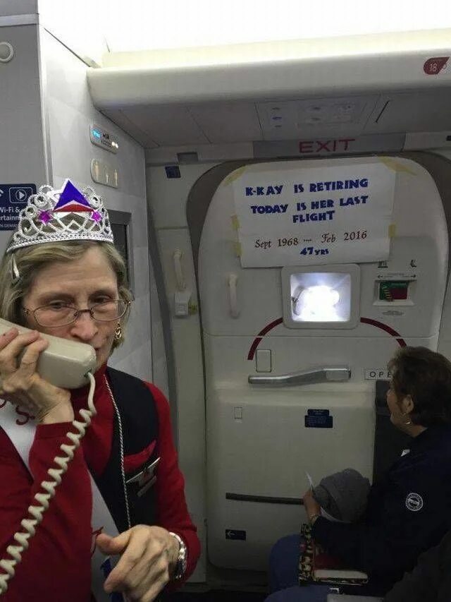 Бортпроводник во сколько на пенсию. Стюардесса на пенсии. вышла на пенсию бортпроводник. пенсия летчиков. милая стюардесса.