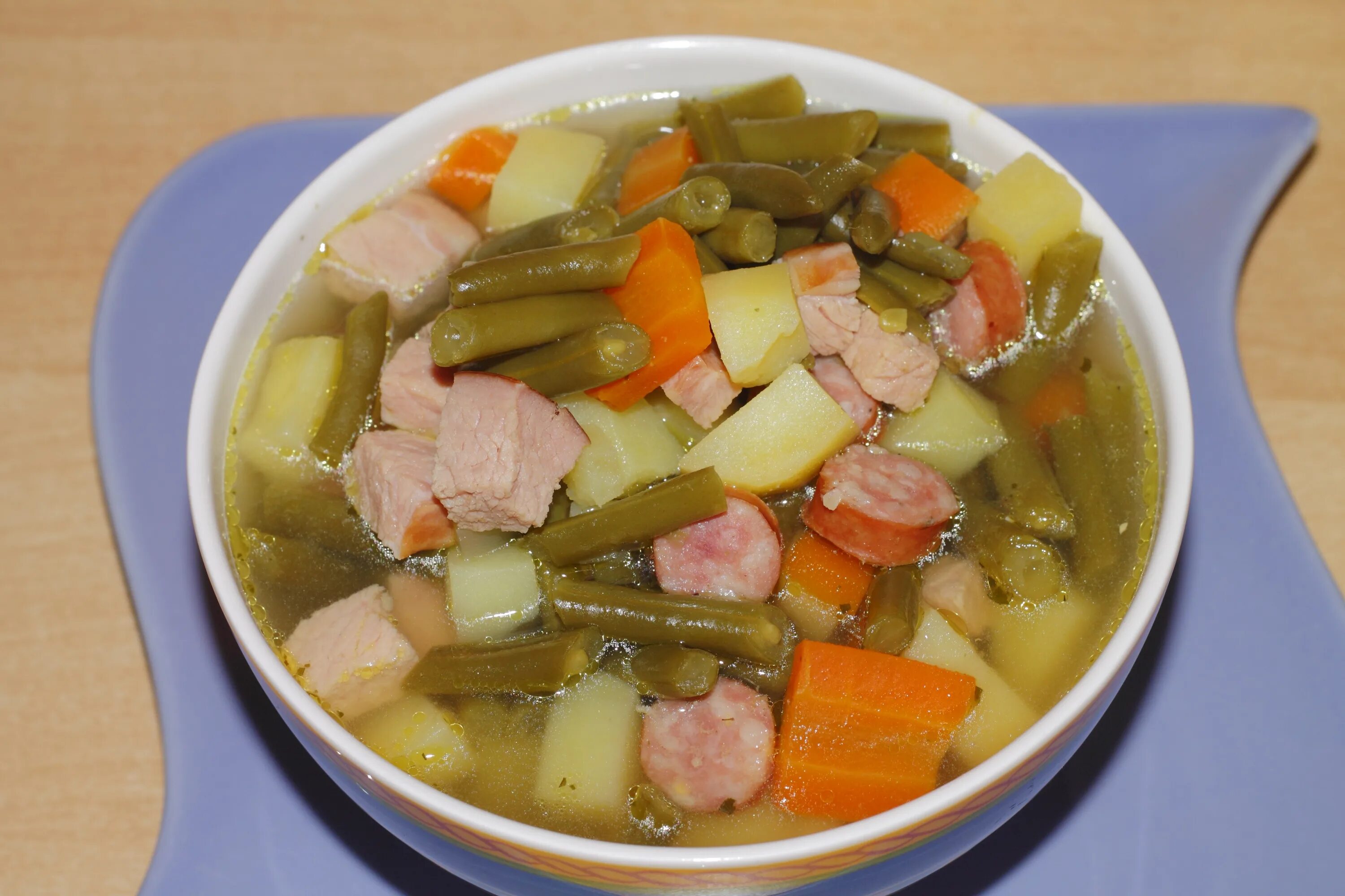 Овощной суп без мяса. Фасолевый суп фото. Рассольник с фасолью и солеными огурцами. Суп фасолевый с мясом. Суп мясо картошка морковь