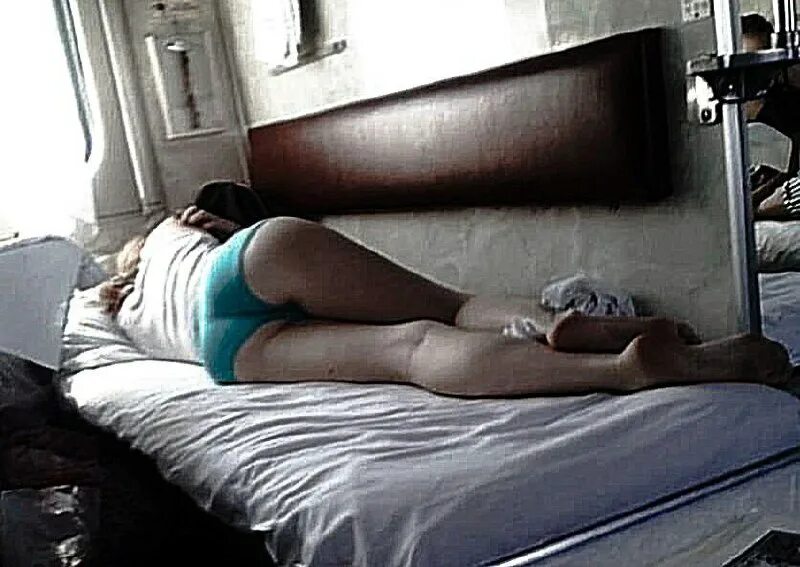 Спящие в поезде. Попутчица в поезде. Красивые девушки в поезде. Красивые девушки в поезде. Красивые девушки в плацкарте.