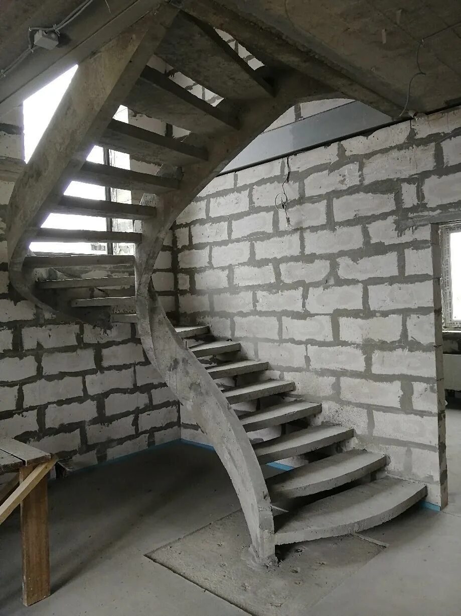Ж б лестницы. Монолитная полувинтовая лестница. Лестница металлическая монолит. Бетонная лестница. Монолитная лестница в частном доме.