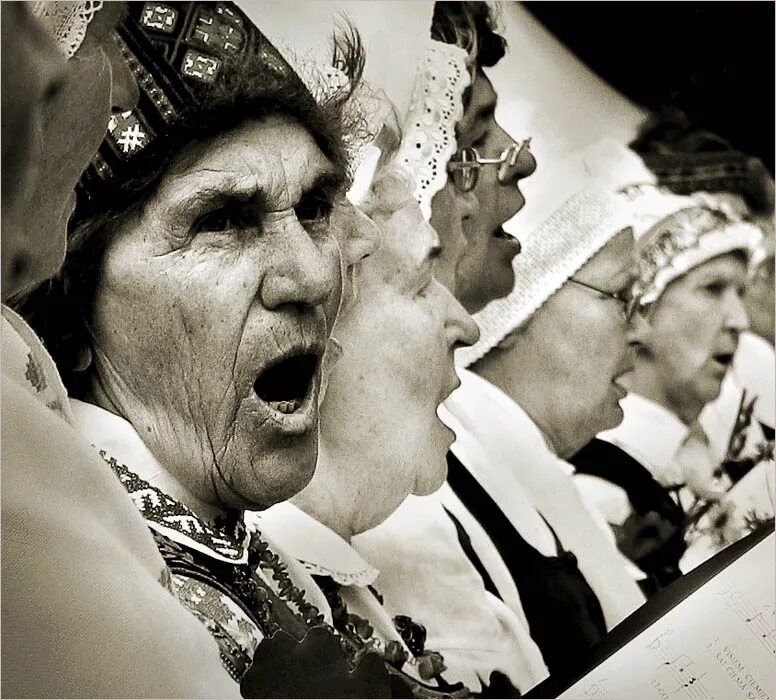 Американский хор женщина танцует. Тетку хором. Цыренова алиса аюшеевна. Тетку хором. Хор девушек.