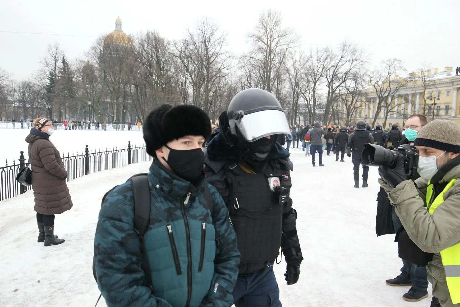 Как проходят митинги. Митинг оцепление. Журналист на митинге. Митинг на Петропавловской. Новосибирск 2016 митинг Артподготовка.