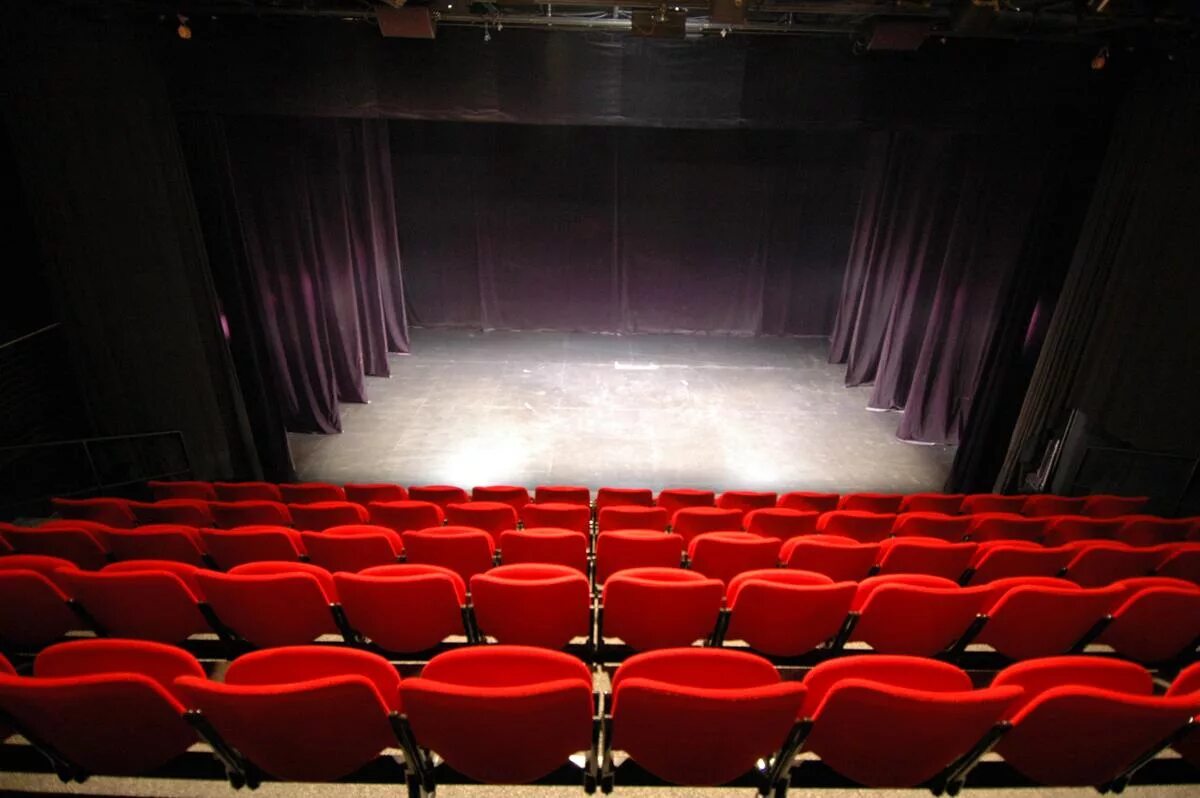 Пустой зал театра. Сцена. Пустая сцена.