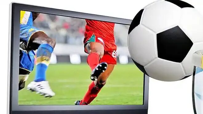Телевизор и мяч. Телевизор футбольный мяч. Футбол ТВ. Футбол по телевизору.