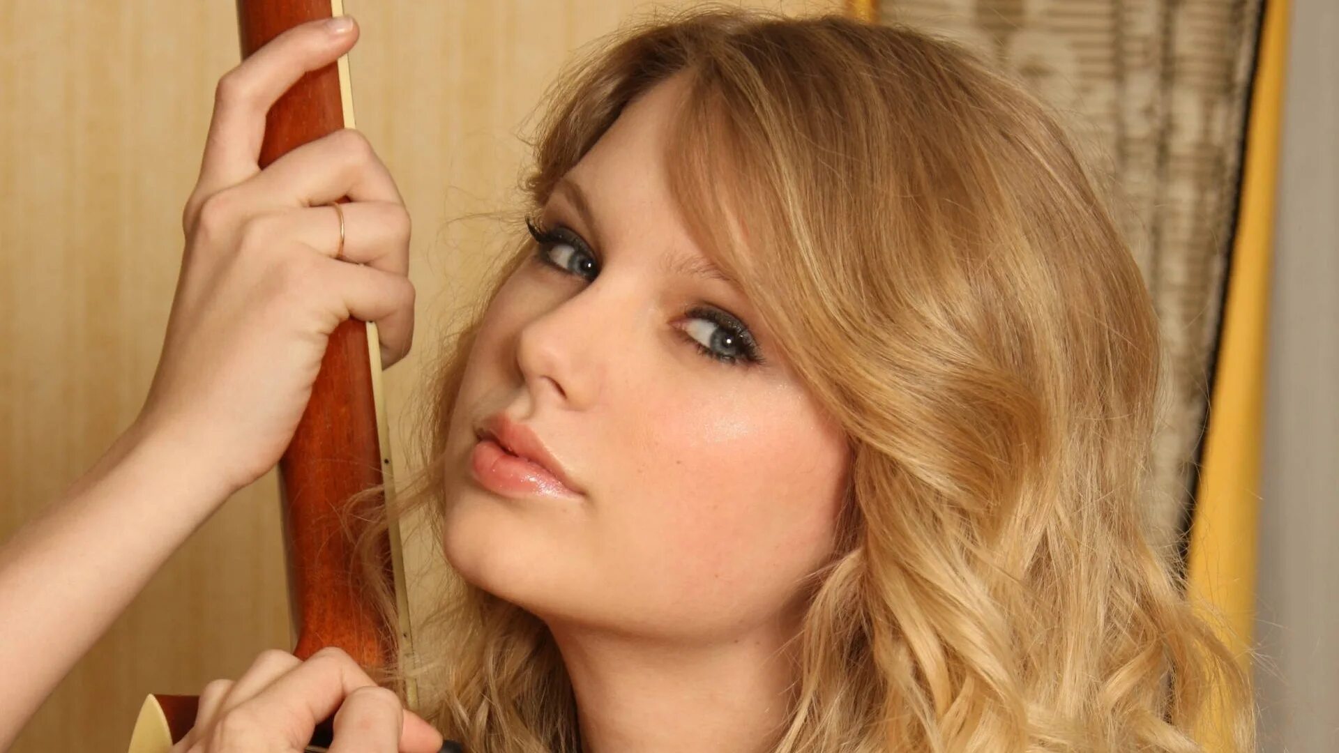 Swift песня. Тейлор свифт 18. taylor swift +18. тейлор свифт песни. taylor swift tchild with guitar.