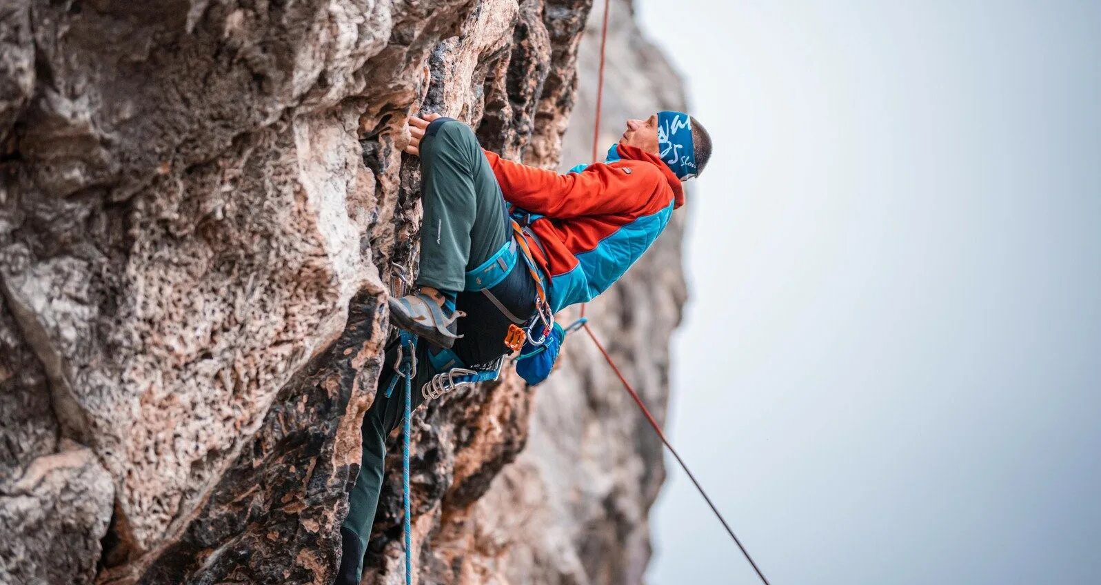 Скалолаз. Гора и скалолаз. Альпинист летом. Норвежский скалолаз. Climb now