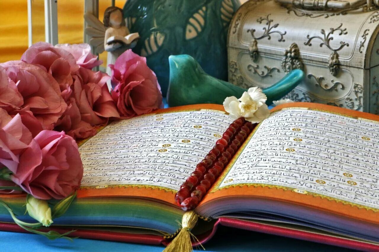 Красивая голосом кораном. Коран. Коран и цветы. Kepah. Красивый Коран.
