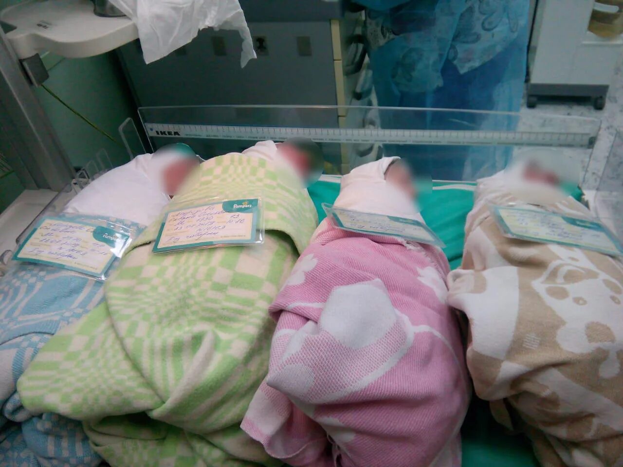 Четверняшки новорождённые.