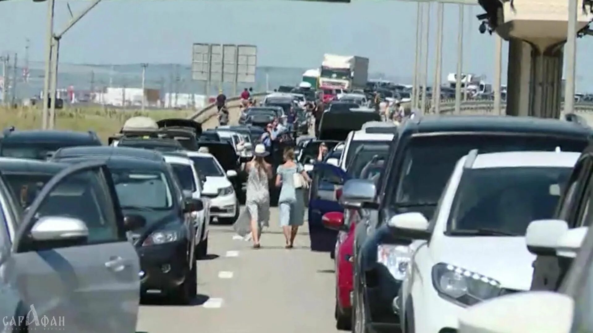 Пробка на крымском мосту. Пробки крымского моста сейчас в реальном времени. Пробки на крымском мосту сейчас. Пробка на крымском мосту. Пробка на керченском мосту.
