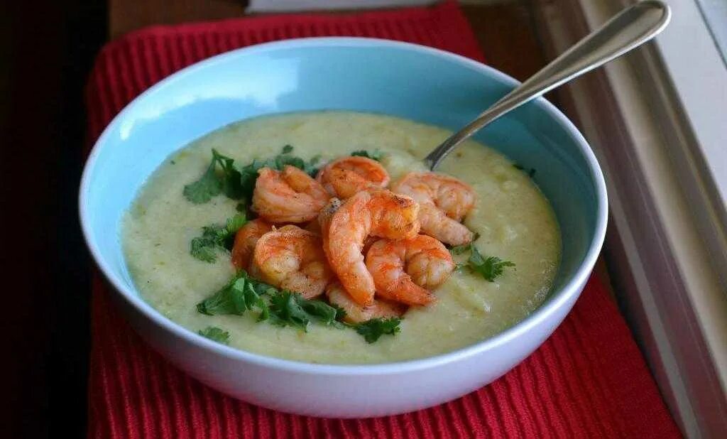 Рецепт вкусного супа с креветками. Креветочный крем суп. Суп пюре с креветками. Овощной суп пюре с креветками. Сливочный суп с креветками.