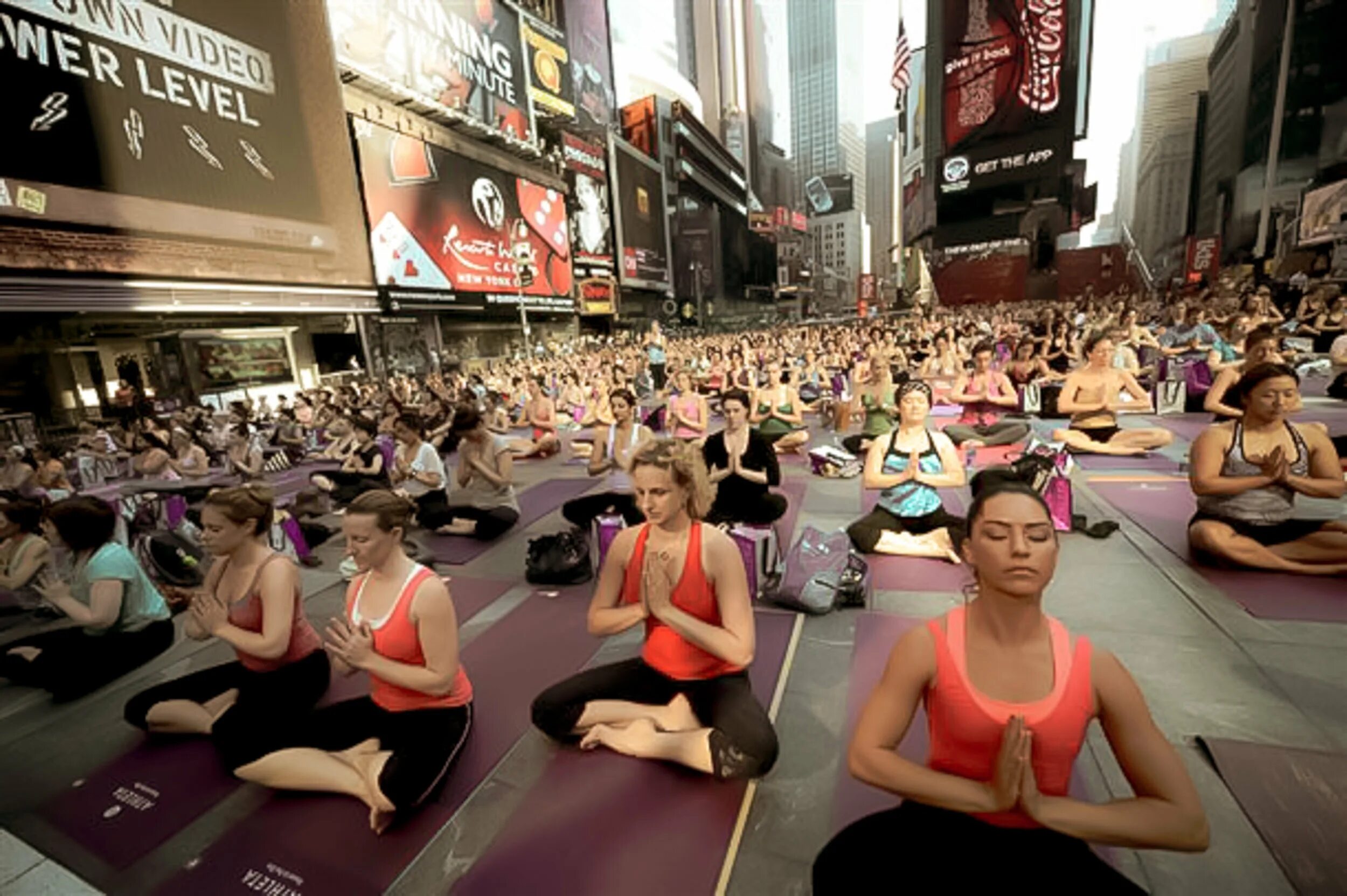 Массовая йога. Йога в США. Йога много людей. Массовая медитация.