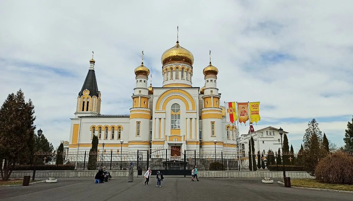 Армянская церковь святого григория просветителя владикавказ. Храм святого георгия во владикавказе. Церкви владикавказа телефоны. Переулок иронский владикавказ. Церкви владикавказа телефоны.
