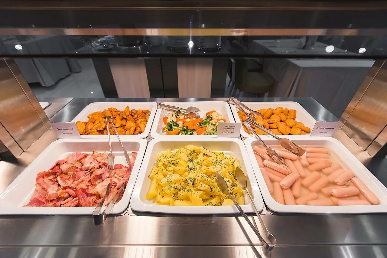 Отель покровский псков. Отель покровский псков. Гостиница псков завтрак. Шведский стол завтрак. Скобарь псков отель.