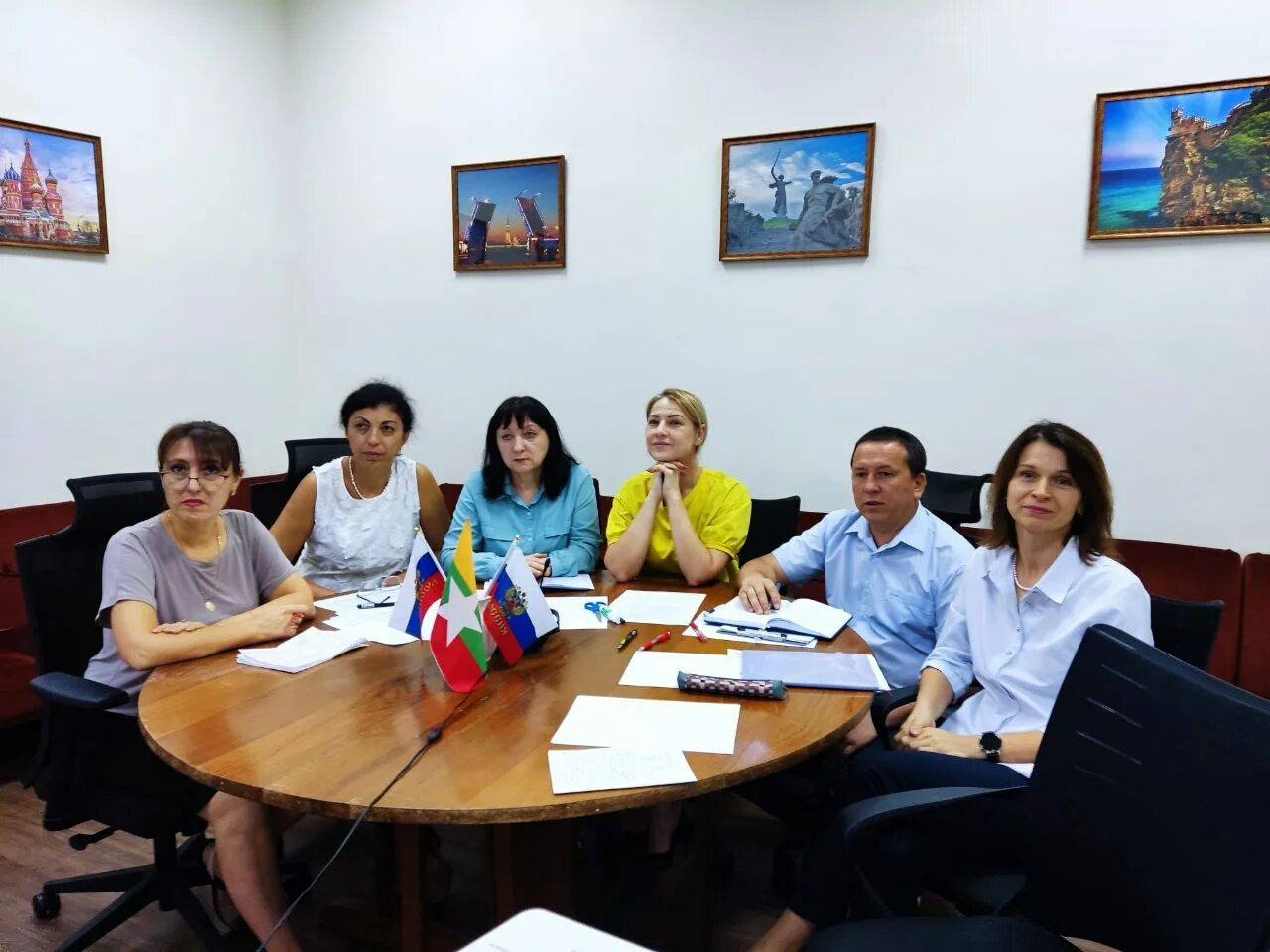 Посольство рф в кувейте. Посольство россии в индии школа. Школа при посольстве в индии. Школа при посольстве россии в индии. Посольская школа в индии.