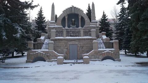 Памятник мавзолей