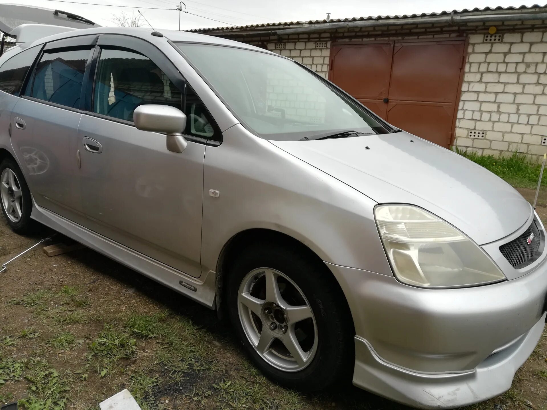 Хонда стрим 2001 r16 дисках. Хонда стрим 2001. Honda Stream r16. Хонда стрим 2001 1.7.