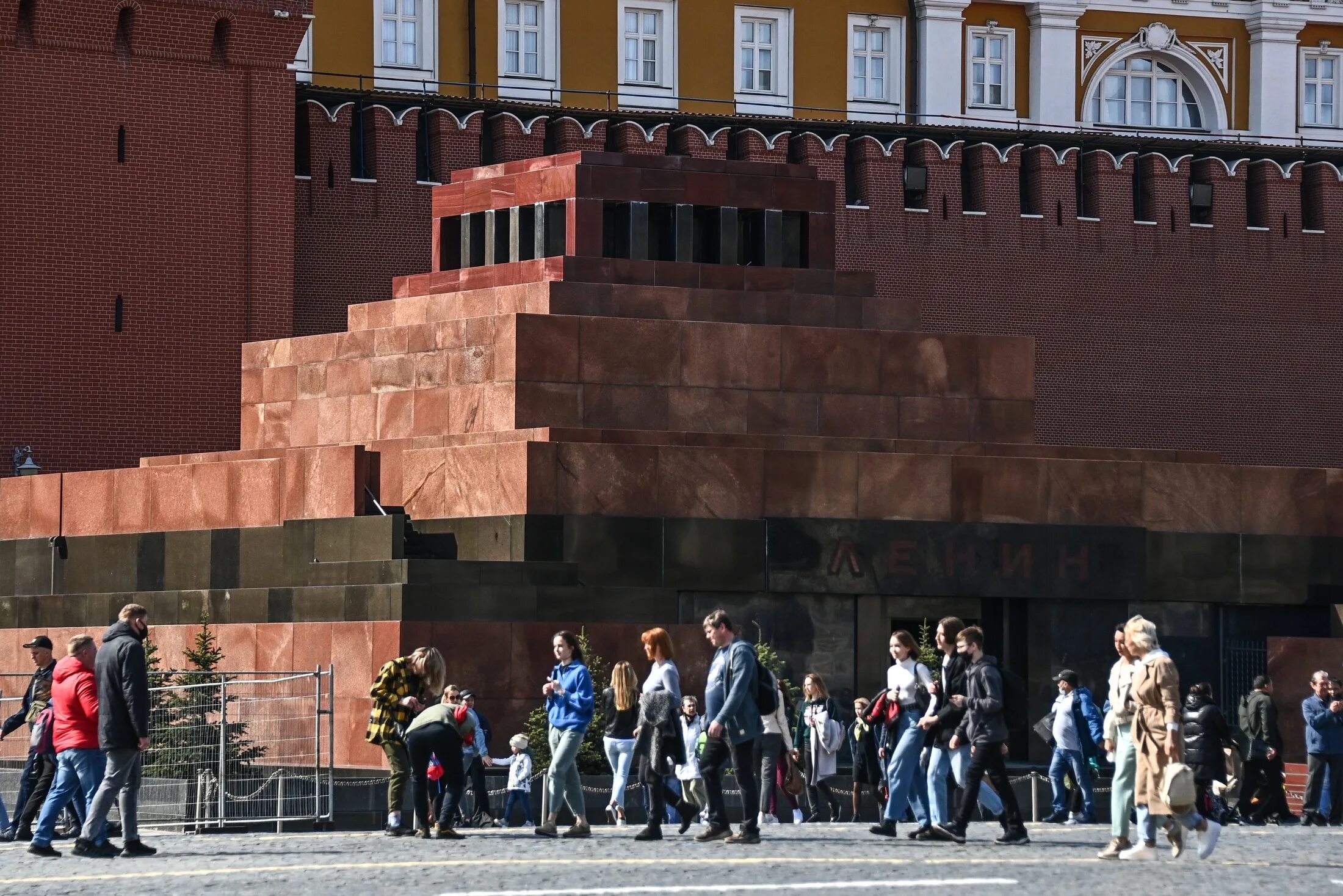 Ленин на красной площади в мавзолее.