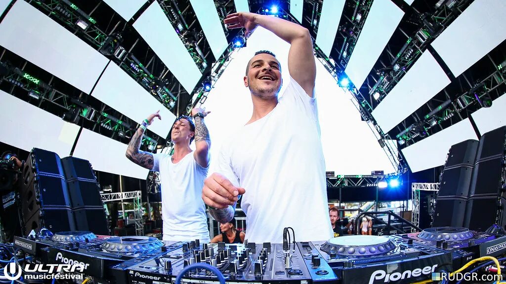 Blasterjaxx feat. Blasterjaxx. тиесто и umf. bigroom never dies hardwell blasterjaxx. deadmau5 против хардвелла.