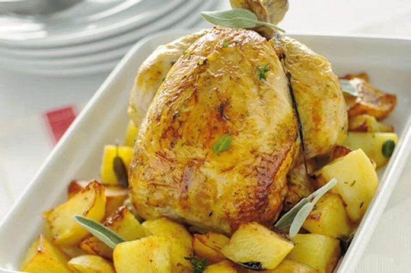 Цыплёнок табака в духовке с картошкой. Окорочка с картошкой в духовке с хрустящей корочкой. Жареная курочка с картошкой в духовке. Курица запеченная целиком. Цыпленок в духовке с картошкой на протвине.