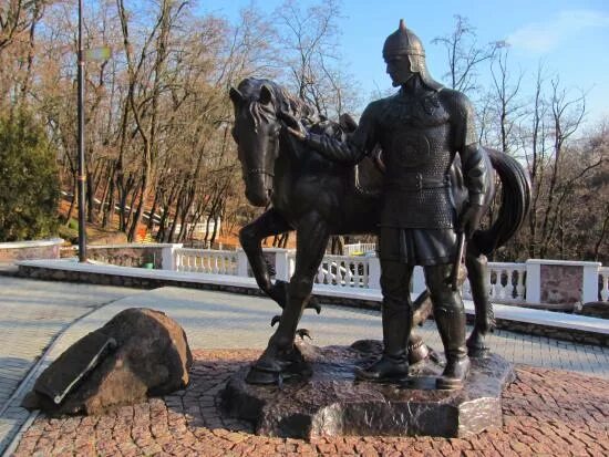 Памятник былинному герою. Памятник алеше поповичу в ростове. памятник алеше поповичу. город ростов памятник алеше поповичу. памятник богатырю алёше поповичу.