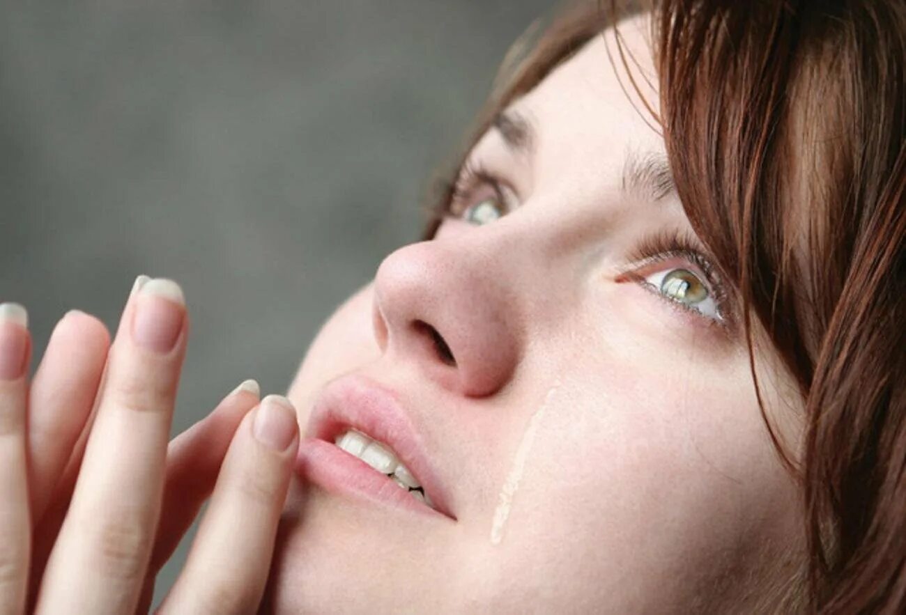 Тихо улыбнуться. Девочка улыбается. Девушка улыбается. Люди незабудки. Улыбка вещь приятная, простая и понятная.