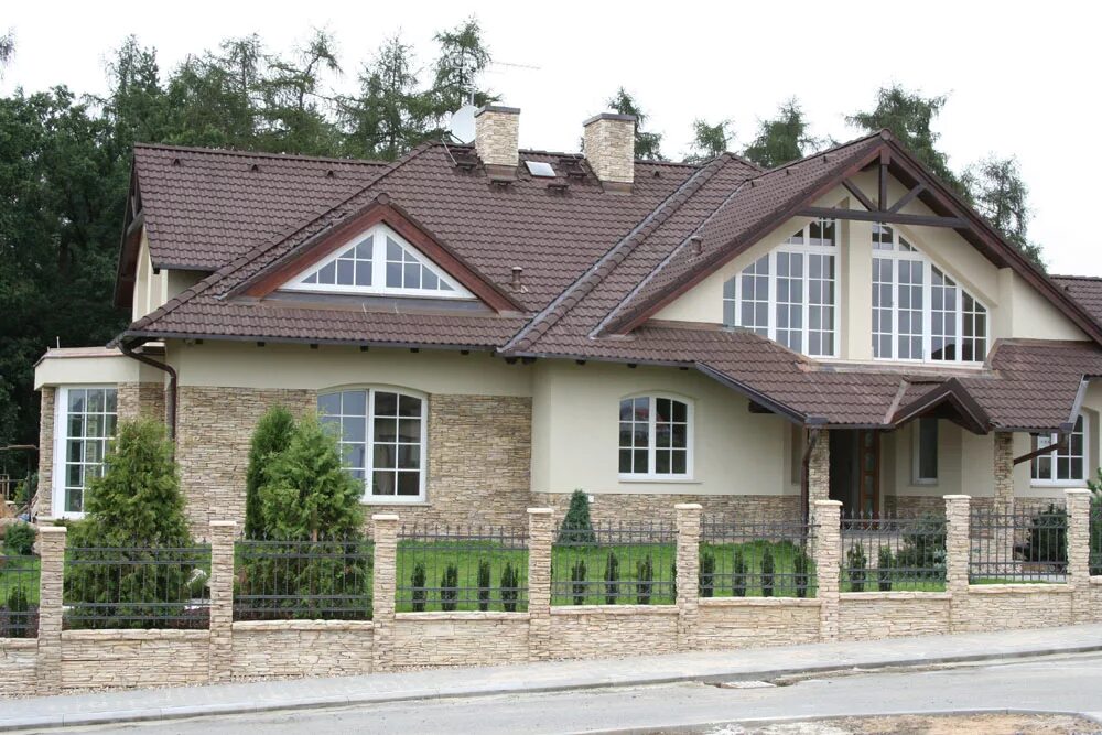Покажи фасады. Одноэтажный оштукатуренный дом. Каменный дом с коричневой крышей. Отделка фасада камнем и штукатуркой. Светлые фасады домов.