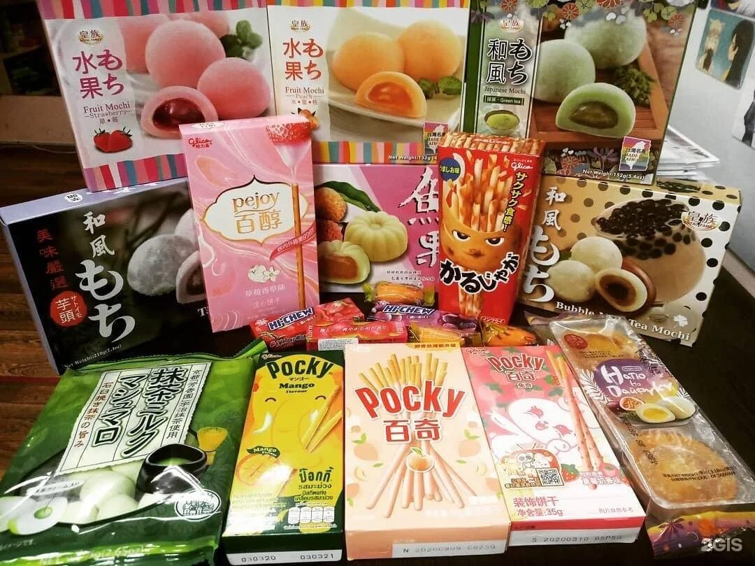 Японские сладости. Магазин японских сладостей. Коробки с японскими сладостями. Магазин японских сладостей. Японские вкусняшки в магазине.