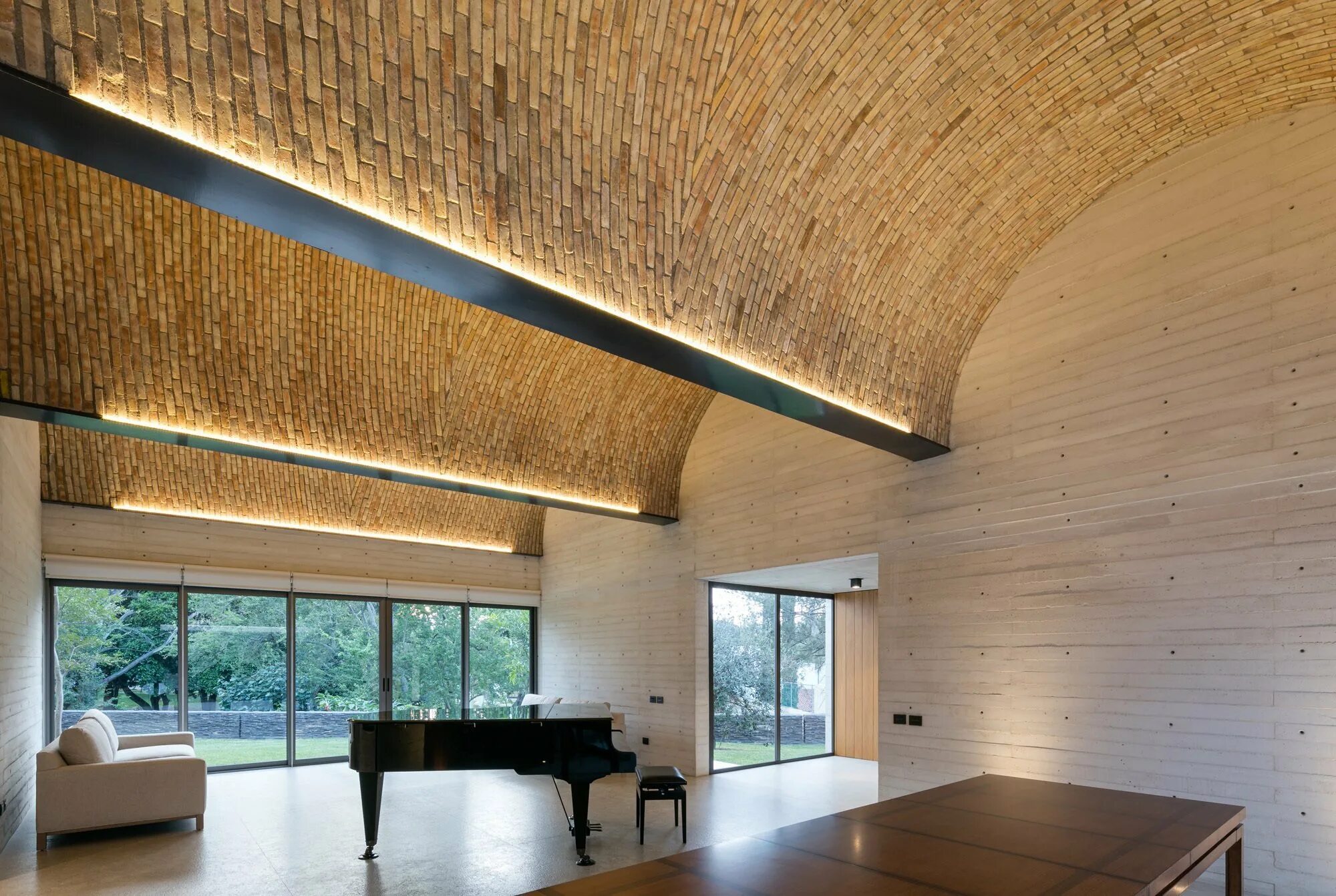 Деревянный потолок. Дизайнерский потолок из дерева. Отделка потолка деревом. Потолок сводчатый деревянный.