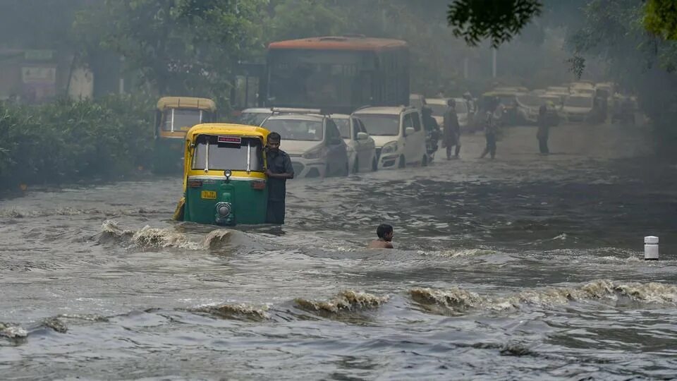 During rain. Дождь в Индии. Heavy Rain Flood. Потоп Керала змеи на дорогах. Rainfall in Ganca.