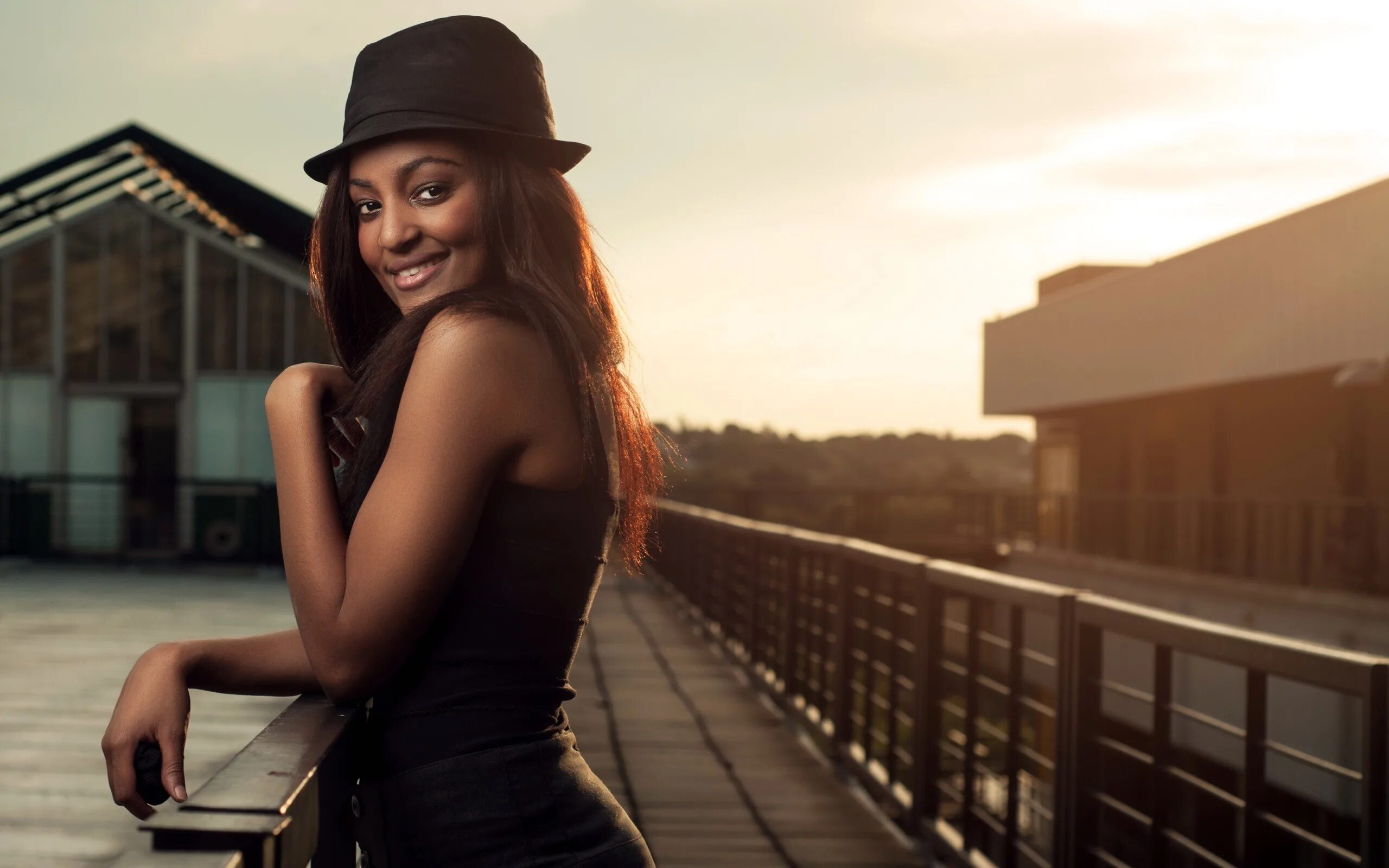 Ebony pictures. Темнокожие девушки. Девушка в черном. Темнокожая девушка в шляпе. Красивые Афроамериканские девушки.