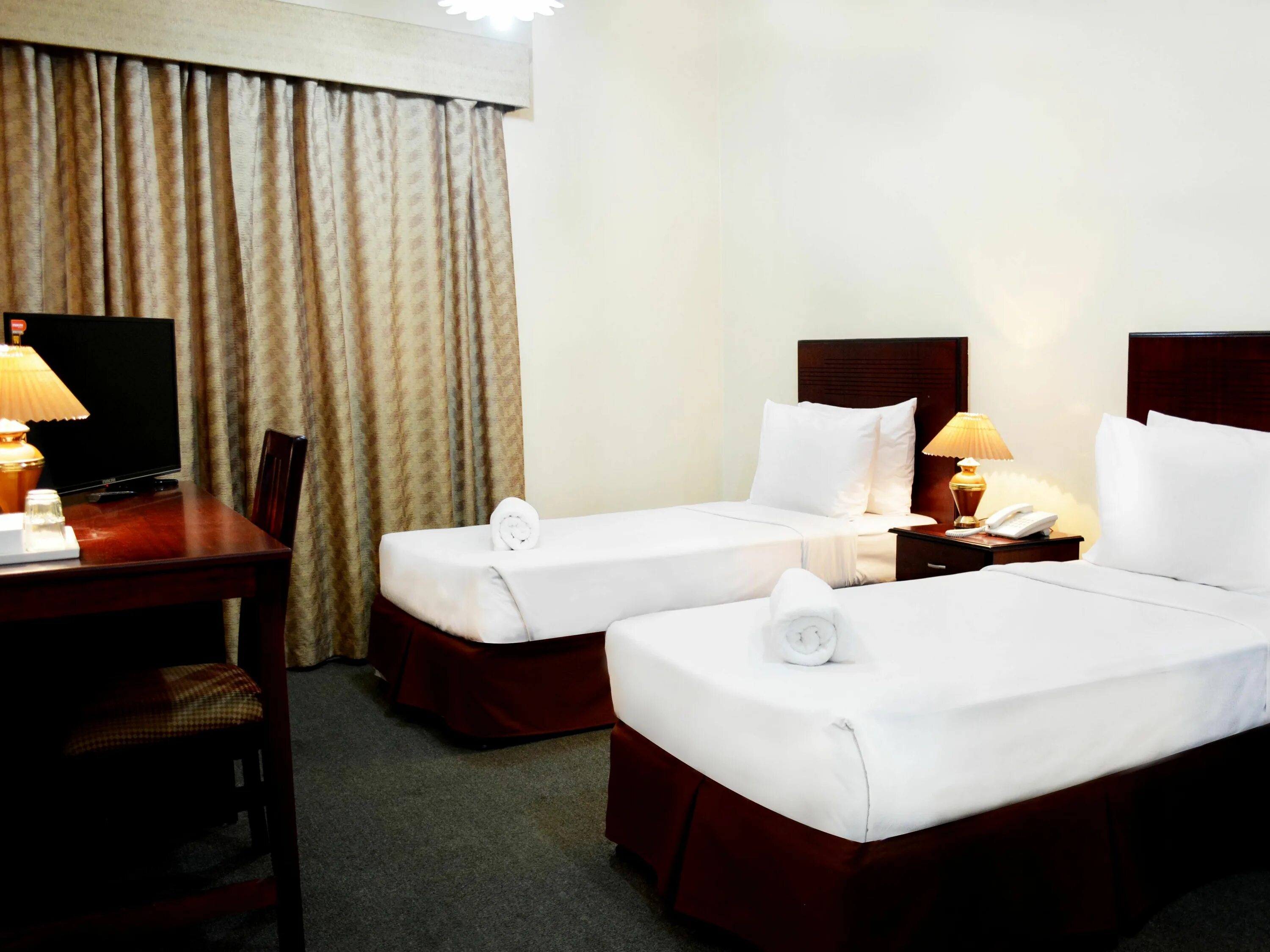 Admiral Plaza Hotel 3* (бар-Дубай). Плаза Галактика. Emirates Plaza Hotel. Landmark Plaza Hotel 3* Deira информация.