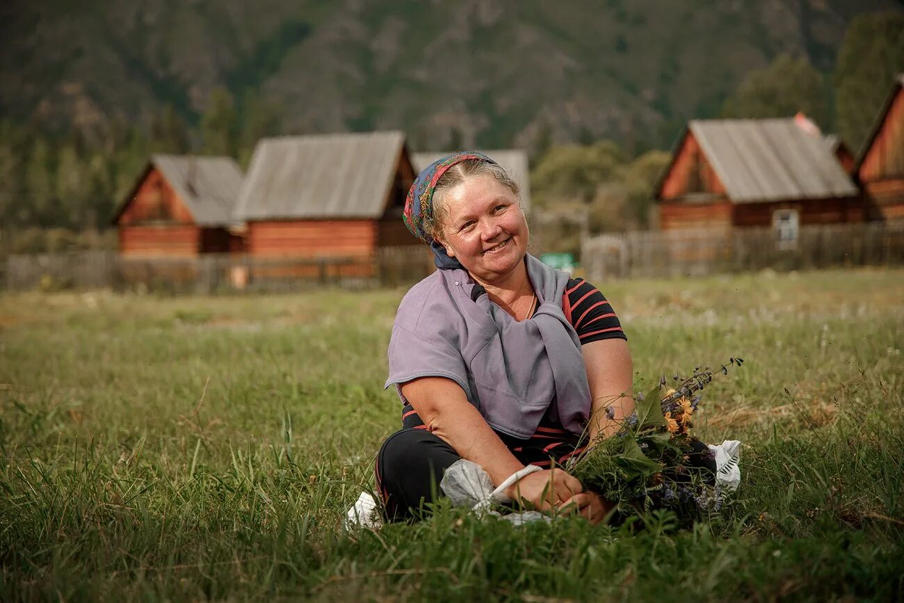 Узнать тетка. Женщина в деревне.