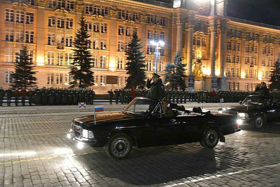 К празднику готовы: военные провели генеральную репетицию парада Победы в центре