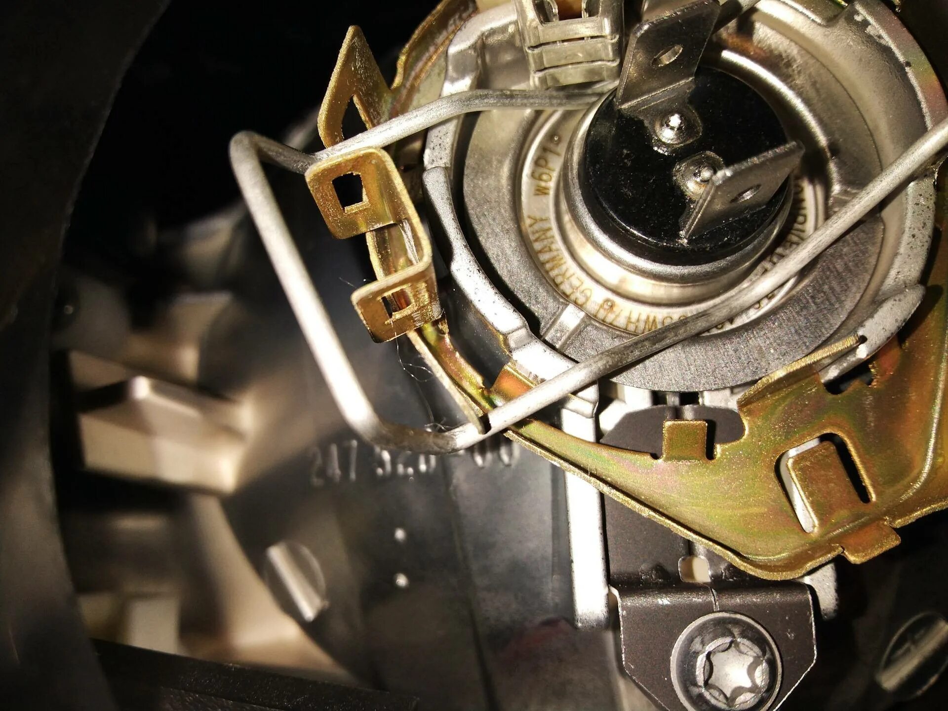 Как поменять лампу ближнего света на калине. Лада калина 2 лампа дальнего света. Держатель лампы ближнего света калина 2013. Лампочка ближнего света калина 2. Держатель лампочки ближнего света калина 2 артикул.