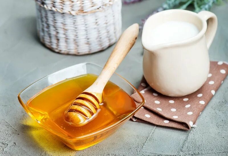тёплое молоко с мёдом. молоко и мед. молоко с мёдом и маслом. молоко с куркумой от кашля. молоко с мёдом и маслом.