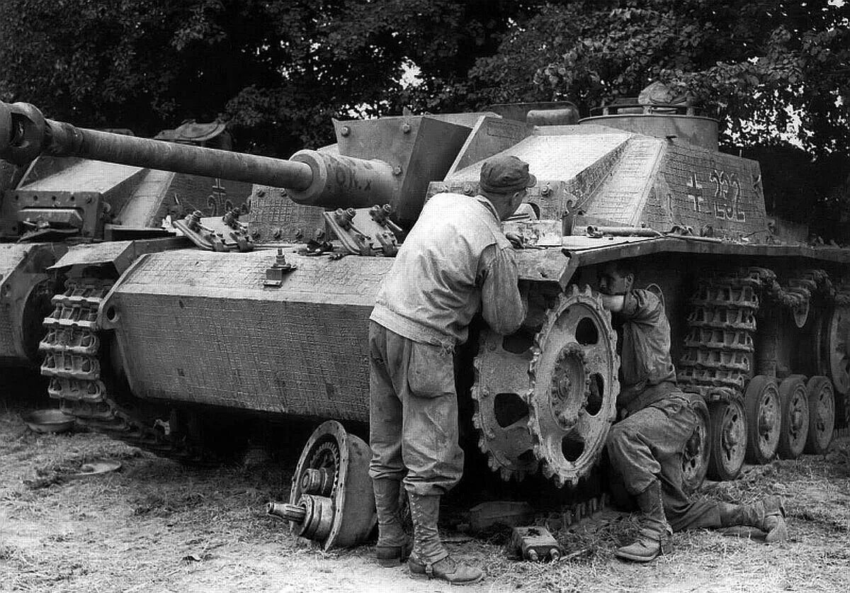Kfz. Немецкие самоходки 2 мировой. Немецкая техника 2 мировой. Немецкий танк леопард второй мировой. Sd kfz 251 ханомаг бронетранспортер вермахта.