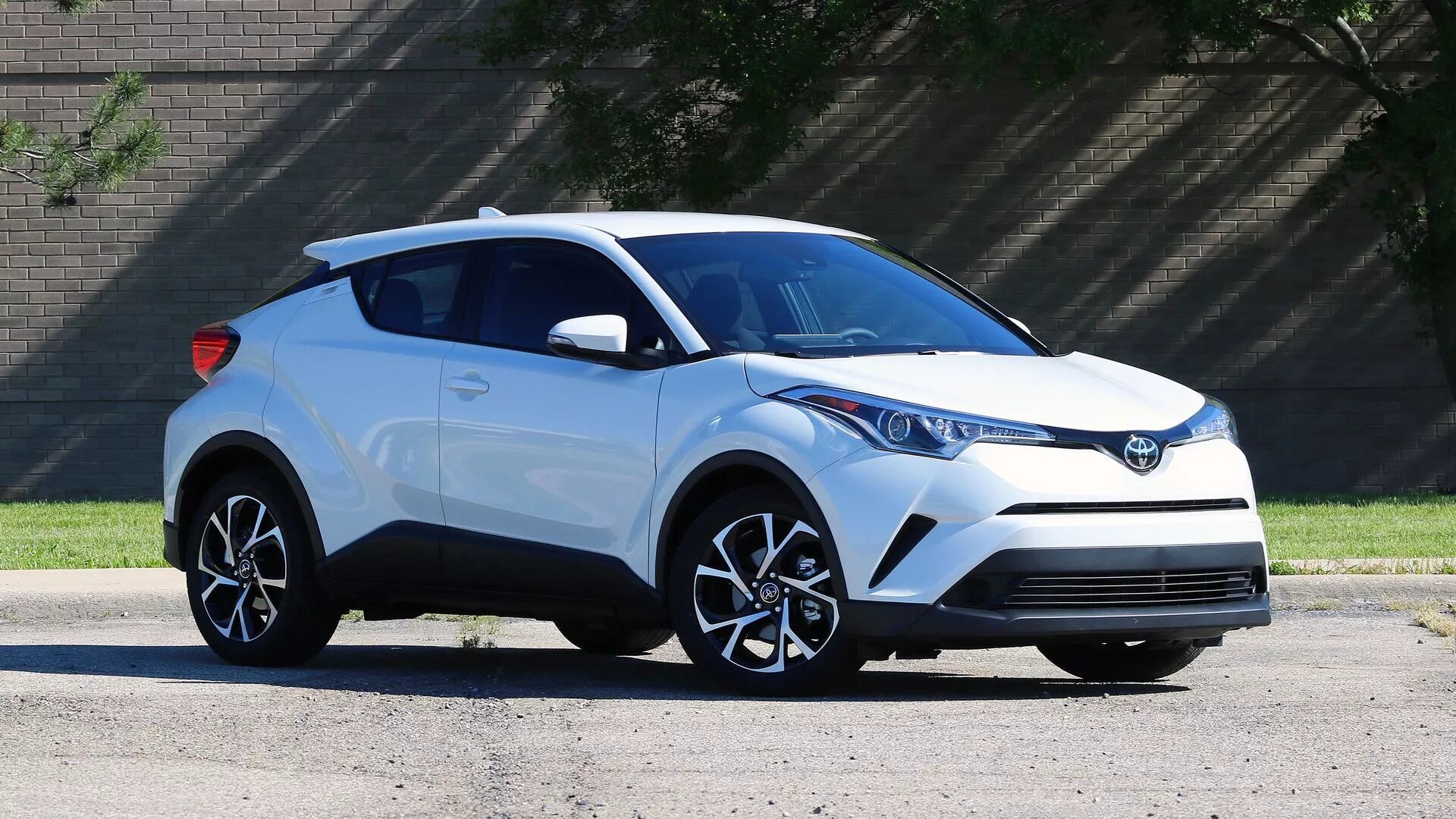 Кроссовер тойота цена. Тойота Chr 2019. Тойота c-HR 2019. Toyota c-HR 2016. Toyota паркетник Chr.