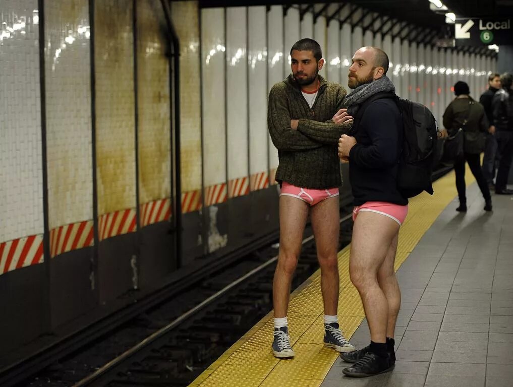 Год без штанов. No Pants Subway Ride Москва. No Pants Subway Ride 2012. В метро без штанов 2012. Парни в метро без штанов.