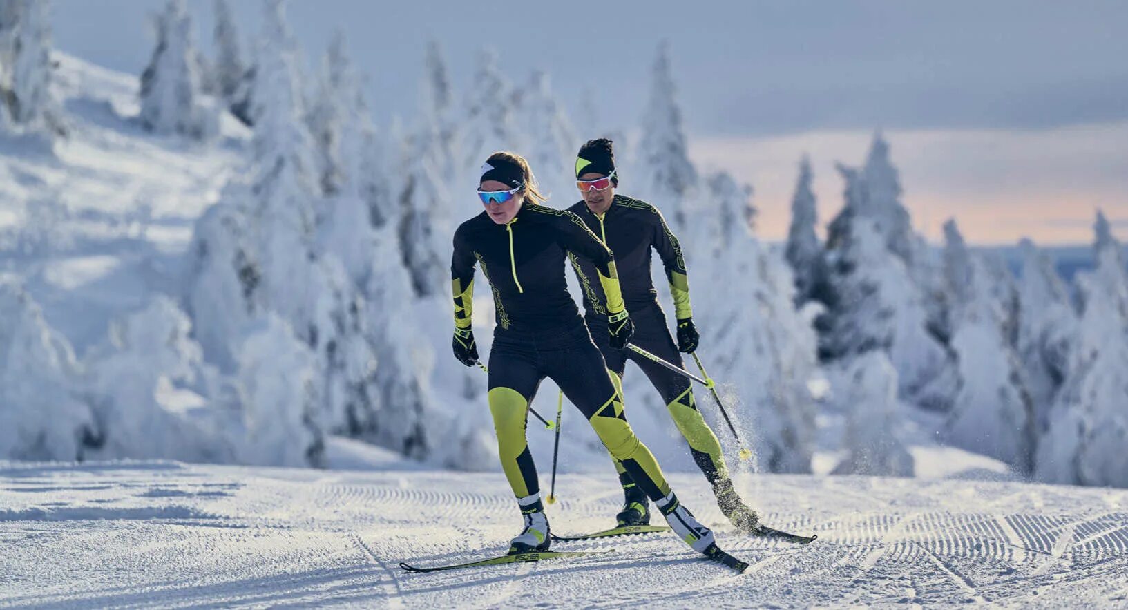 Cross country ski. Лыжная экипировка Фишер. Лыжные гонки Fischer. Лыжи горнолыжные Фишер 2021. Кросс Кантри лыжи.