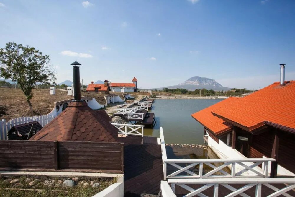 Домики хоббитов иноземцево. Хоббит тон иноземцево. Загородного комплекса хоббиттон. Озеро хоббитон иноземцево. Грк «бережки-холл».